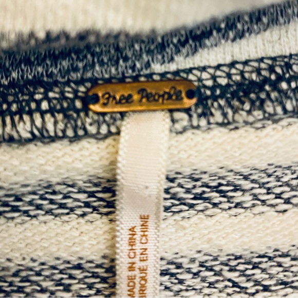 Free people cowl neck long sleeve striped top. Size S blue and white stripe CUTE - Picture 3 of 4